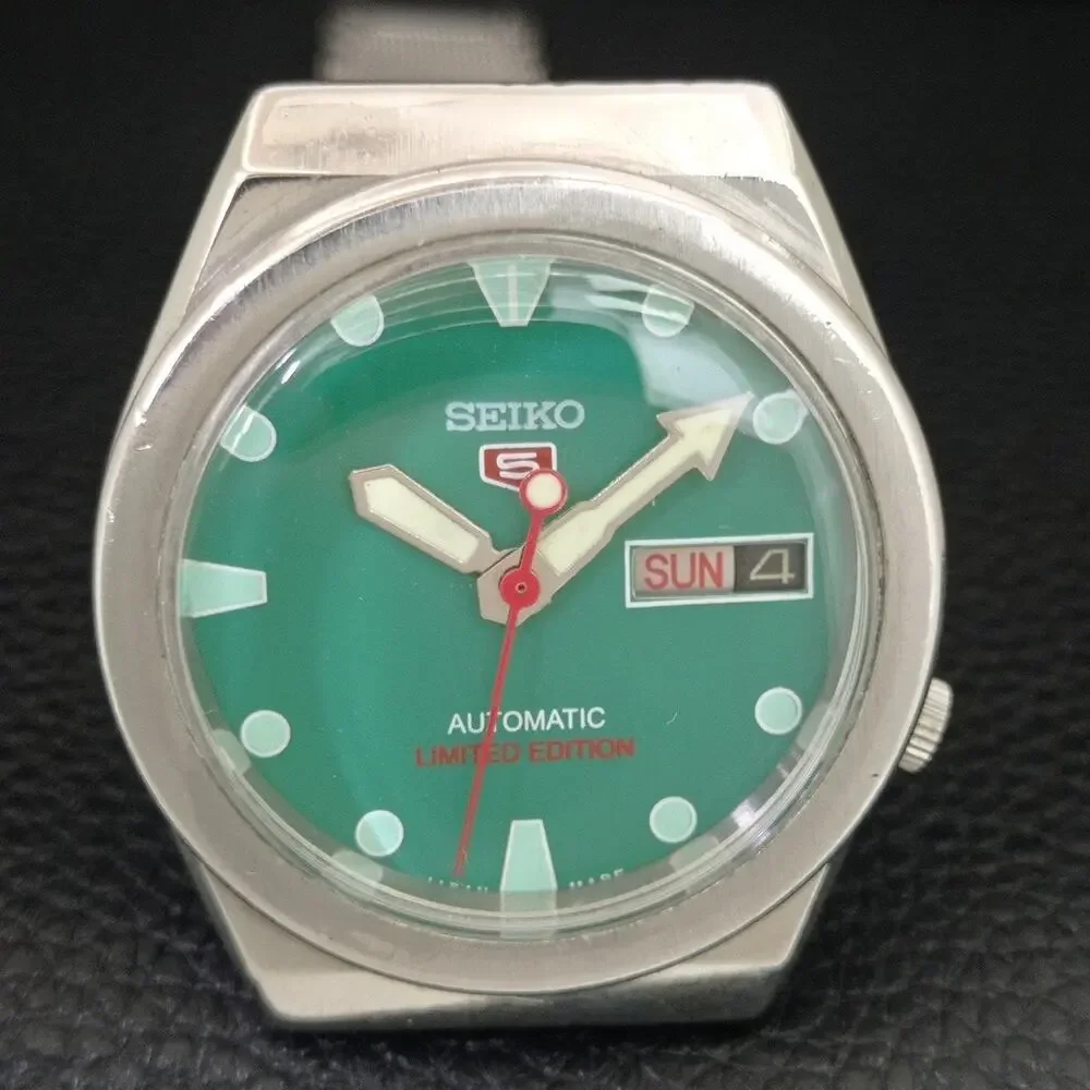 Vintage 1981 Seiko Automatic Mens Silver Watch W/daydate & Red accents